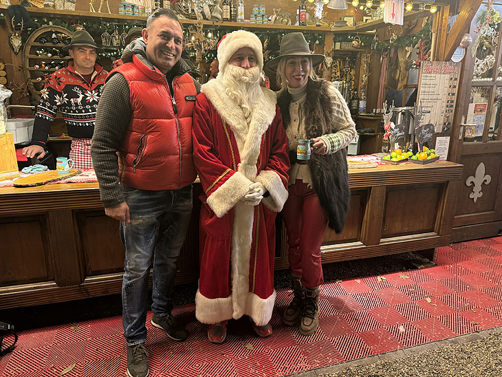 Veranstalterin Angela Zettl hat auch schon mal den Weihnachtsmann zu Gast auf dem Moosacher Hüttenzauber, wie hier beim Auftakt am 25.11.204 (©Foto:Martin Schmitz)